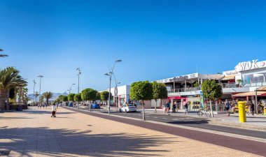 Puerto del Carmen, İspanya - 29 Aralık 2016: Avenida de las Playas sokak göster turist Puerto del Carmen, İspanya. Avenida de las Playas olduğunu 7 km uzunluğunda ve Puerto del Carmen, Lanzarote ana cadde.