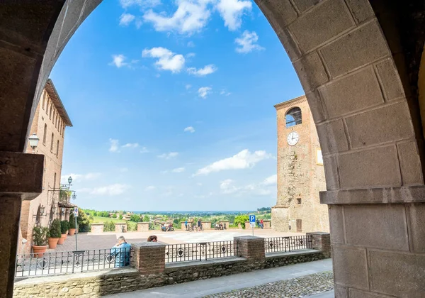 カステルヴェトロ モデナ イタリアでの主要な正方形および中世建物カステルヴェトロ イタリア 2017 日単位の表示 カステルヴェトロその 内側の塔で知られていて ワインとバルサミコ酢の生産の有名な中心であります — ストック写真