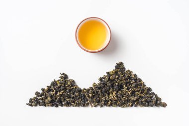 Asya Kültür ve tasarım kavramı - taze Tayvan oolong çay kuru ot ve Çin porselenleri çay fincanı düzen dağ ve güneş gibi