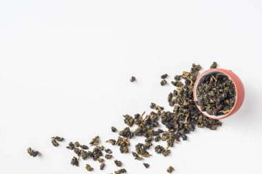 Asya Kültür ve tasarım kavramı - taze Tayvan oolong çay kuru bud Çin porselenleri çay fincanı içinde