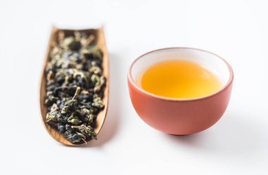 Asya Kültür ve tasarım kavramı - taze Tayvan oolong çay kuru ot ve Çin porselenleri çay fincanı