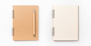 Tasarım konsepti - kraft spiral defter, boş sayfa ve ahşap kalem mockup için beyaz arka plan üzerinde izole üstten görünüm