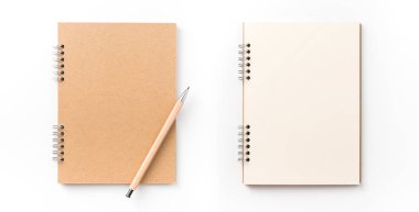 Tasarım konsepti - kraft spiral defter, boş sayfa ve ahşap kalem mockup için beyaz arka plan üzerinde izole üstten görünüm
