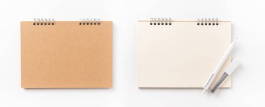 Tasarım konsepti - kraft spiral defter, boş sayfa ve ahşap kalem mockup için beyaz arka plan üzerinde izole üstten görünüm