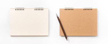 Tasarım konsepti - kraft spiral defter, boş sayfa ve ahşap kalem mockup için beyaz arka plan üzerinde izole üstten görünüm