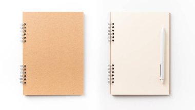 Tasarım konsepti - kraft spiral defter, boş sayfa ve mockup için beyaz arka plan üzerinde izole kalem üstten görünüm