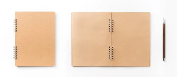 Tasarım konsepti - kraft spiral defter, boş sayfa ve ahşap kalem mockup için beyaz arka plan üzerinde izole üstten görünüm
