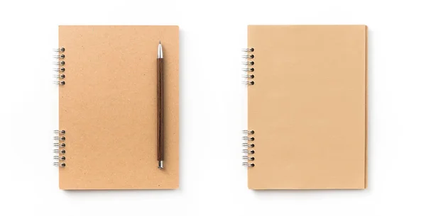 Tasarım konsepti - kraft spiral defter, boş sayfa ve ahşap kalem mockup için beyaz arka plan üzerinde izole üstten görünüm