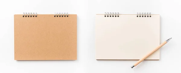 Tasarım konsepti - kraft spiral defter, boş sayfa ve ahşap kalem mockup için beyaz arka plan üzerinde izole üstten görünüm