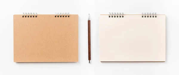 デザイン コンセプト クラフト スパイラル ノート 空白のページ モックアップの白い背景に分離された木製ペンのトップ ビュー — ストック写真