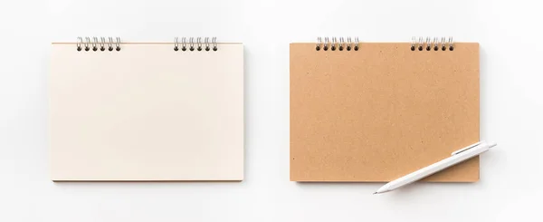 设计理念 卡拉服特螺旋笔记本 空白页和笔在白色背景下为样机提供的顶部视图 — 图库照片