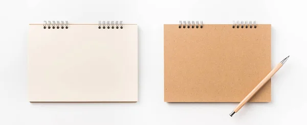 デザイン コンセプト クラフト スパイラル ノート 空白のページ モックアップの白い背景に分離された木製ペンのトップ ビュー — ストック写真