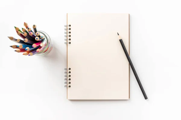 设计理念 卡夫螺旋笔记本 空白页 钢笔持有人和彩色钢笔的顶部视图在白色背景下用于样机 — 图库照片