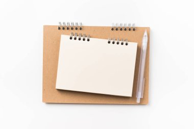 Kavram - iki kraft spiral defter, boş sayfa, mekanik kurşun kalem mockup için beyaz arka plan üzerinde izole üstten görünüm Tasarla