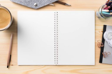 Tasarım konsepti - Kırtasiye, Siyah spiral defter ve mockup için ahşap masa arka plan üzerinde ahşap mekanik kalem gibi çok üstten görünüm