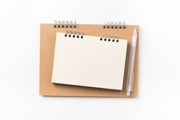 デザイン コンセプト クラフト スパイラル ノート 空白のページ ペンシルのモックアップの白い背景で隔離の平面図 — ストック写真
