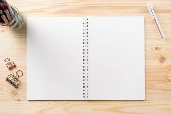 Tasarım konsepti - Kırtasiye, Siyah spiral defter ve mockup için ahşap masa arka plan üzerinde ahşap mekanik kalem gibi çok üstten görünüm