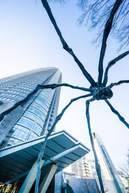 Tokyo, Japonya - 6 Aralık 2017: Mori Binası ve örümcek heykel Maman Louise Bourgeois Roppongi Hill, Tokyo, Japonya tarafından görünümü arama.