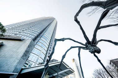 Tokyo, Japonya - 6 Aralık 2017: Mori Binası ve örümcek heykel Maman Louise Bourgeois Roppongi Hill, Tokyo, Japonya tarafından görünümü arama.
