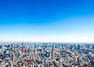 Asya iş kavramı Emlak ve kurumsal inşaat - tokyo Kulesi ve odaiba Roppongi Hill, Tokyo, Japonya mavi gökyüzü altında panoramik modern şehir manzarası kuş gözü havadan görünümü