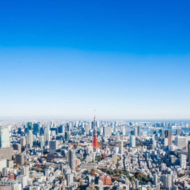 Asya iş kavramı Emlak ve kurumsal inşaat - tokyo Kulesi ve odaiba Roppongi Hill, Tokyo, Japonya mavi gökyüzü altında panoramik modern şehir manzarası kuş gözü havadan görünümü