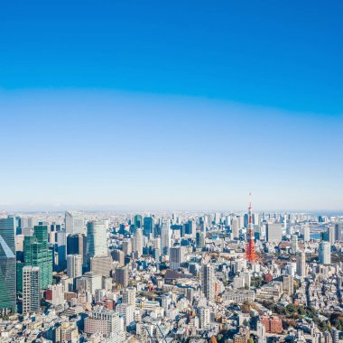 Asya iş kavramı Emlak ve kurumsal inşaat - tokyo Kulesi ve odaiba Roppongi Hill, Tokyo, Japonya mavi gökyüzü altında panoramik modern şehir manzarası kuş gözü havadan görünümü