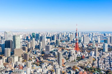 Asya iş kavramı Emlak ve kurumsal inşaat - tokyo Kulesi ve odaiba Roppongi Hill, Tokyo, Japonya mavi gökyüzü altında panoramik modern şehir manzarası kuş gözü havadan görünümü