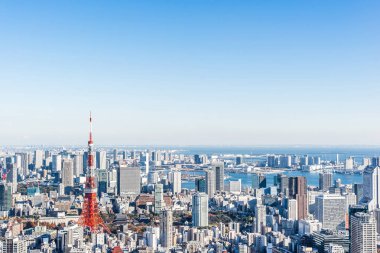Asya iş kavramı Emlak ve kurumsal inşaat - tokyo Kulesi ve odaiba Roppongi Hill, Tokyo, Japonya mavi gökyüzü altında panoramik modern şehir manzarası kuş gözü havadan görünümü
