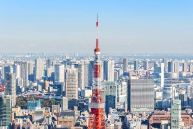 Asya iş kavramı Emlak ve kurumsal inşaat - tokyo Kulesi ve odaiba Roppongi Hill, Tokyo, Japonya mavi gökyüzü altında panoramik modern şehir manzarası kuş gözü havadan görünümü