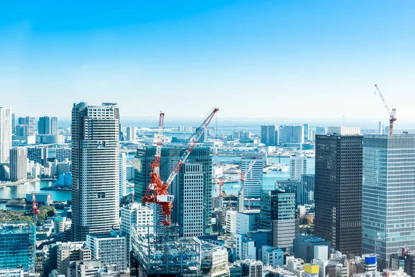 亚洲商业概念房地产和企业建设 全景现代城市天际鸟瞰鸟瞰东京塔附近的起重机在明亮的阳光下和生动的蓝天在东京 — 图库照片