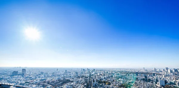 Asya iş kavramı Emlak ve kurumsal inşaat - panoramik modern şehir manzarası kuş hava bakışı Shinjuku ve Shibuya Roppongi Hill, Tokyo, Japonya mavi gökyüzü altında