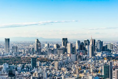 Asya iş kavramı Emlak ve kurumsal inşaat - panoramik modern şehir manzarası kuş gözü hava görünümünü Shinjuku Roppongi Hill, Tokyo, Japonya mavi gökyüzü altında