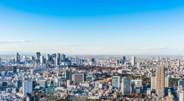 Asya iş kavramı Emlak ve kurumsal inşaat - panoramik modern şehir manzarası kuş gözü hava görünümünü Shinjuku Roppongi Hill, Tokyo, Japonya mavi gökyüzü altında