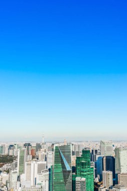 Asya iş kavramı Emlak ve kurumsal inşaat - panoramik modern şehir manzarası kuş göz havadan görünümü altında mavi gökyüzünde Roppongi tepe, Tokyo, Japonya