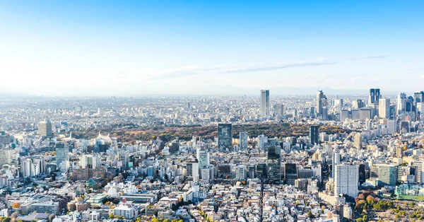 Asya iş kavramı Emlak ve kurumsal inşaat - panoramik modern şehir manzarası kuş gözü hava görünümünü Shinjuku Roppongi Hill, Tokyo, Japonya mavi gökyüzü altında