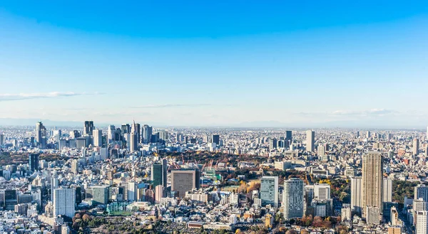 Asya iş kavramı Emlak ve kurumsal inşaat - panoramik modern şehir manzarası kuş gözü hava görünümünü Shinjuku Roppongi Hill, Tokyo, Japonya mavi gökyüzü altında