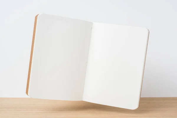 Tervezési Koncepció Elölnézet Úszó Kraft Notebook Fából Készült Asztal Fehér — Stock Fotó