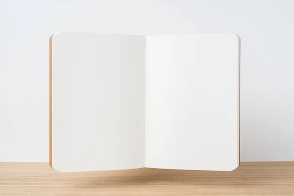 Tervezési Koncepció Elölnézet Úszó Kraft Notebook Fából Készült Asztal Fehér — Stock Fotó