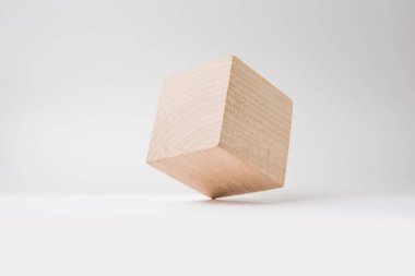 Tasarım konsepti - soyut geometrik gerçek ahşap küp beyaz zemin zemininde sürreal bir düzenle ve 3D çizim değil