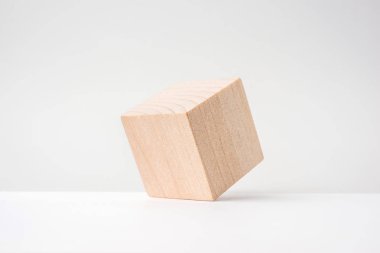 Tasarım konsepti - soyut geometrik gerçek ahşap küp beyaz zemin zemininde sürreal bir düzenle ve 3D çizim değil