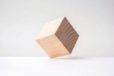 Tasarım konsepti - soyut geometrik gerçek ahşap küp beyaz zemin zemininde sürreal bir düzenle ve 3D çizim değil