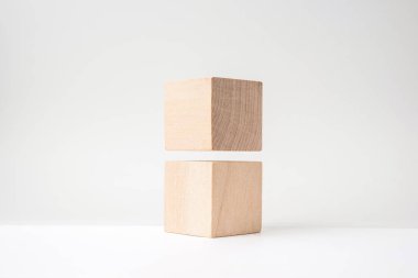 Tasarım konsepti - 2 soyut geometrik çok tahta küp beyaz zemin zemin üzerine gerçeküstü yerleşimli ve 3d değil render