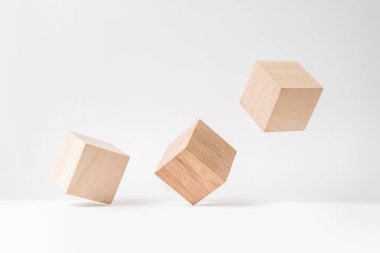 İş ve tasarım konsepti - soyut geometrik çok tahta küp beyaz zemin arka plan ve bu gerçeküstü yerleşimli değil 3d render. Liderlik, ekip çalışması ve büyüme sembolüdür