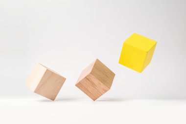 İş ve tasarım konsepti - soyut geometrik çok tahta küp beyaz zemin arka plan ve bu gerçeküstü yerleşimli değil 3d render. Liderlik, ekip çalışması ve büyüme sembolüdür