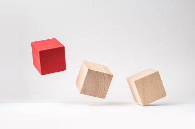 İş ve tasarım konsepti - soyut geometrik çok tahta küp beyaz zemin arka plan ve bu gerçeküstü yerleşimli değil 3d render. Liderlik, ekip çalışması ve büyüme sembolüdür