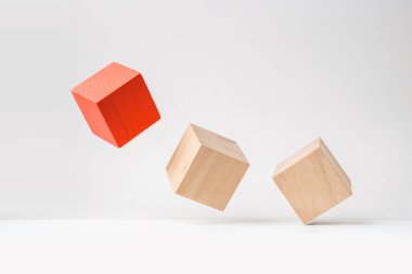 İş ve tasarım konsepti - soyut geometrik çok tahta küp beyaz zemin arka plan ve bu gerçeküstü yerleşimli değil 3d render. Liderlik, ekip çalışması ve büyüme sembolüdür