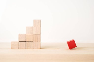 İş ve tasarım konsepti - soyut geometrik çok tahta küp beyaz zemin arka plan ve bu gerçeküstü yerleşimli değil 3d render. Ters ve farklı simgesidir