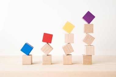 İş ve tasarım konsepti - soyut gerçek ahşap küp ahşap zemin arka plan üzerinde renkli ve 3d değil geometrik render. Ekonominin büyüme sembolüdür