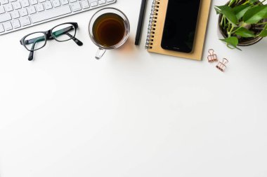 İş kavramı - beyaz okul sırası geçmiş ile defter, kahve, akıllı telefon, kaktüs ve klibi mockup tasarım için en iyi görünümü