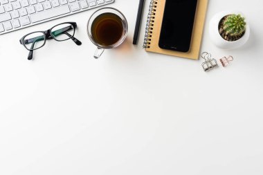 İş kavramı - beyaz okul sırası geçmiş ile defter, kahve, akıllı telefon, kaktüs ve klibi mockup tasarım için en iyi görünümü